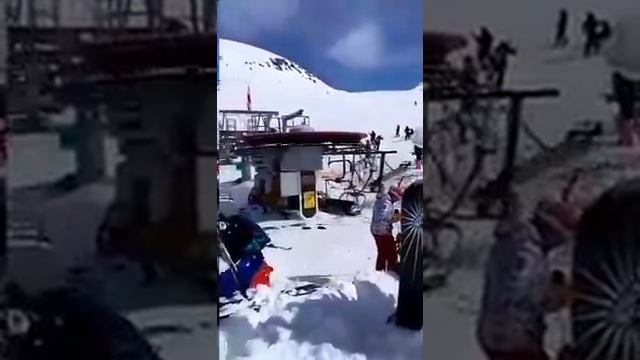 Сломанный подъемник на горах смотреть онлайн