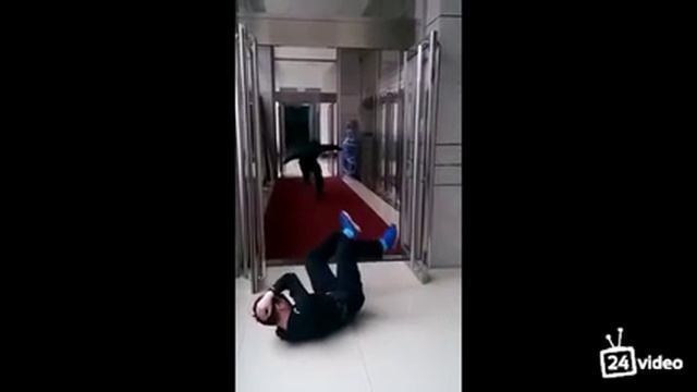 Охранники подшутили над своим коллегой смотреть онлайн