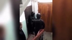 Омон взламвает двери и проводит задержание