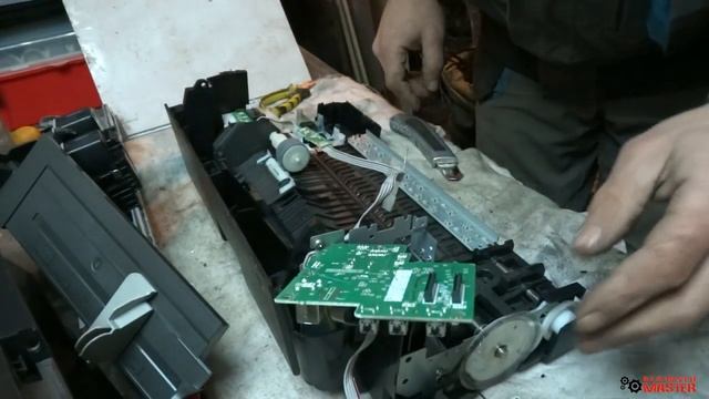 РАЗБИРАЕМ ПРИНТЕР СМОТРИМ ЧТО ПОЛЕЗНОГО ЕСТЬ ВНУТРИ И КАК ОН УСТРОЕН... смотреть онлайн