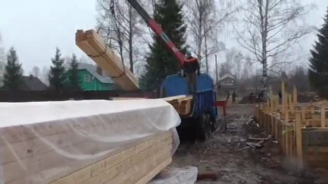 Разгрузка профилированного бруса и пиломатериала на участке смотреть онлайн