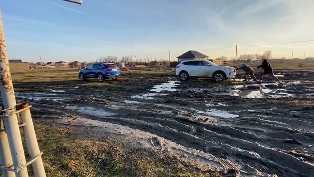 Помощь шашлычникам. Haval F7 Tech Plus 4 WD, 2.0L вытаскивает из грязи Haval F7 2WD. смотреть онлайн