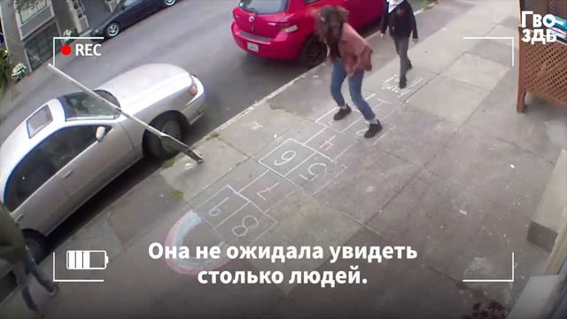 Девушка Нарисовала Что то на Тротуаре Через Минуту Камера Сняла Поразительные Кадры1 смотреть онлайн
