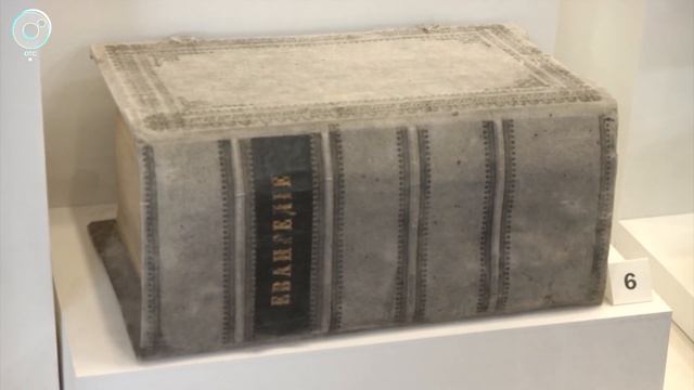 По какой технологии оцифровывают книги из библиотеки императора? смотреть онлайн
