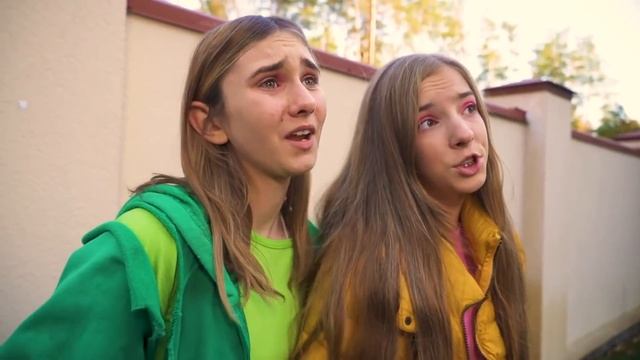 Популярная Бабушка VS Популярная Мама || Моя Бабуля Звезда из ТикТока смотреть онлайн