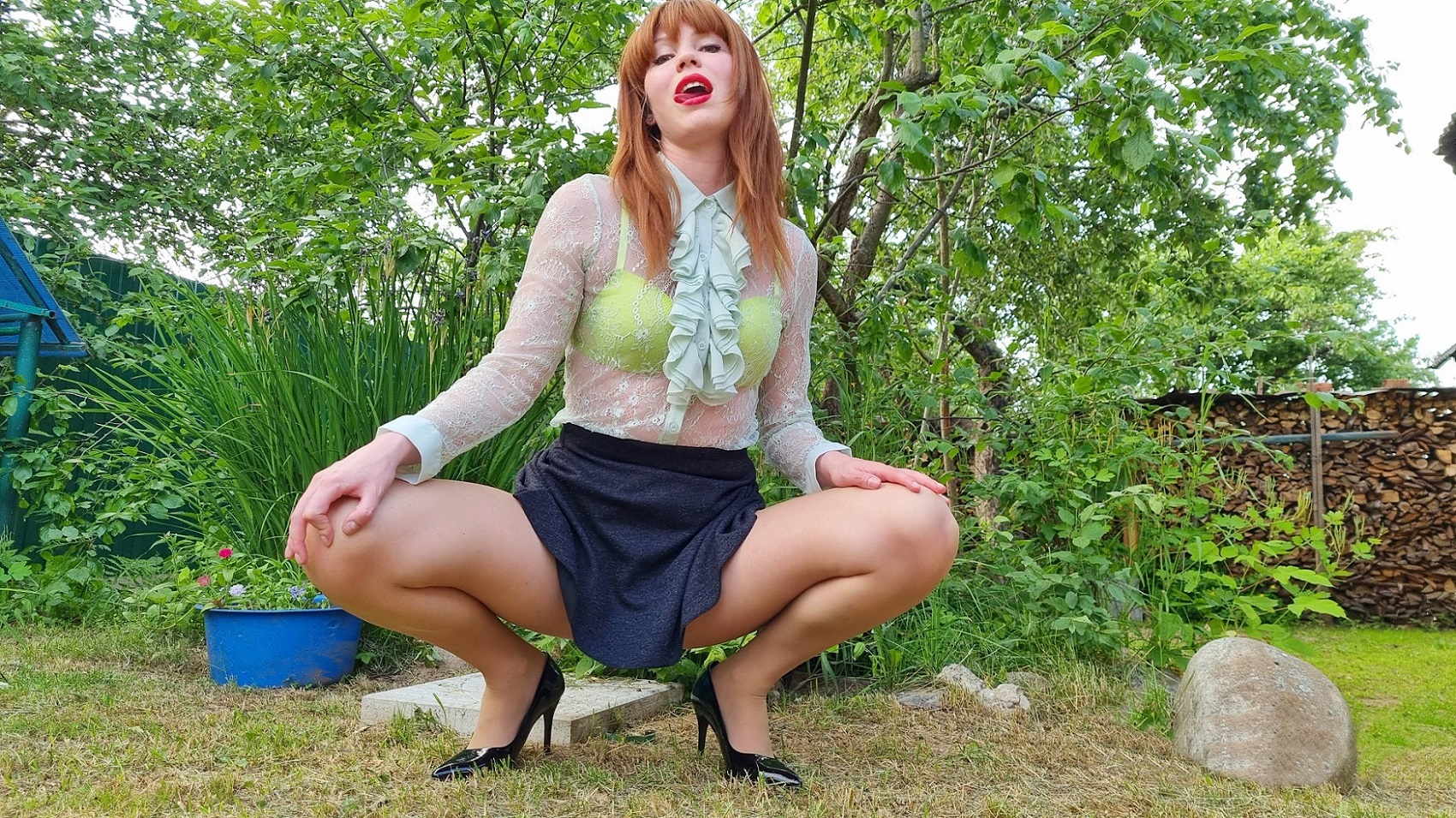 Длинноногая молодая красотка в короткой юбке и в бежевых нейлоновых колготках на длинных ногах смотреть онлайн