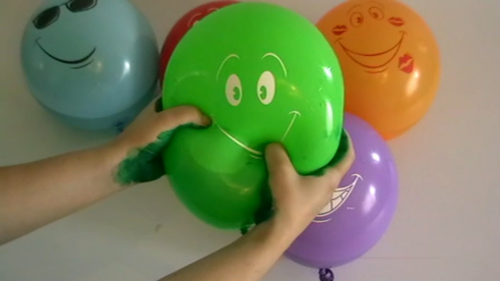 5 шариков с водой Учим цвета вместе с шариками Лопаем шарики с водой смотреть онлайн