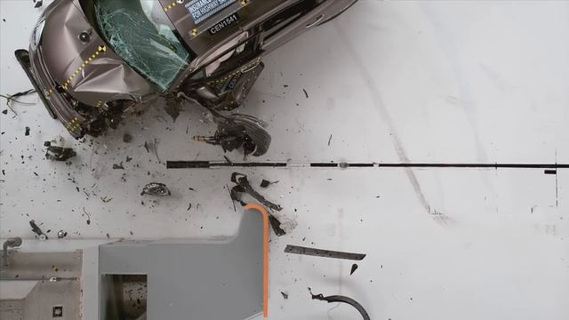 2016 Fiat 500x Driver-side Small Overlap IIHS Crash Test