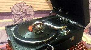 Дефектная долгоиграющая пластинка 78 на патефоне