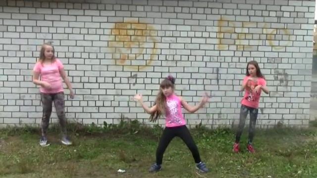 мокрая девочка танцует смотреть онлайн