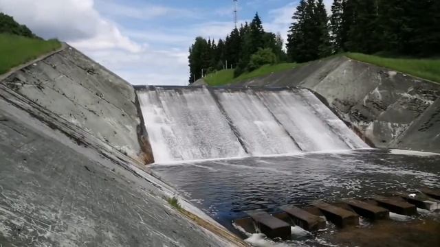 Водосброс воды через плотину...Истринское водохранилище... смотреть онлайн