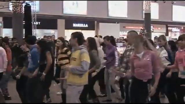 Танцевальный Флешмоб - Танцы в торговом центре. смотреть онлайн