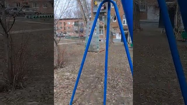 Виолетта катается на качелях и поёт. 7 лет.Самара