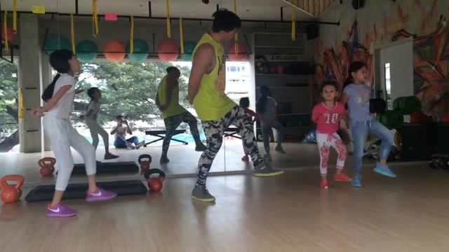Clap Snap - Icona Pop (Zumba Kids) смотреть онлайн