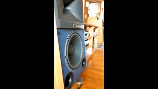 (JBL4349) Nirvana - Smells Like Teen Spirit смотреть онлайн