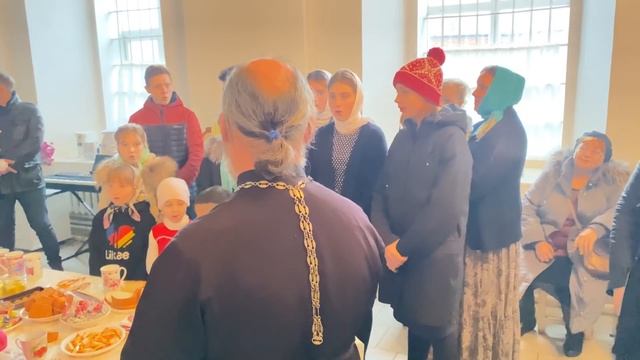 Актёр А. Макарский в нашем храме. Пьём чай после службы. смотреть онлайн