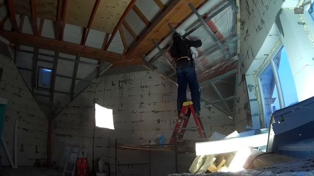 Гипсокартонный потолок на мансарде | продолжаю монтаж парабарьера Tyvek AirGuard, засыпаю ЭКОВАТУ смотреть онлайн