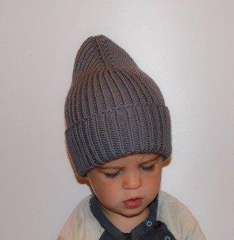 Модная шапочка с заостренной макушкой