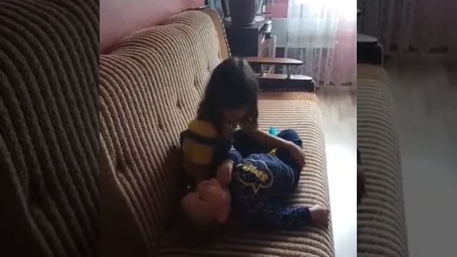 Сестра укладывает брата спать смотреть онлайн