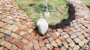 Садовая дорожка из кирпича в стили старый город!)