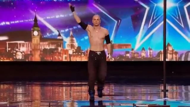 Глотатель клинков на шоу Death Defying Stunt смотреть онлайн