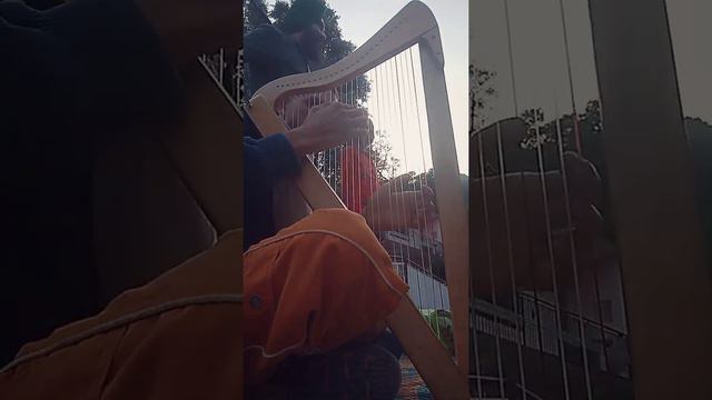 Мне дали поиграть на арфе I'm playing harp first time in my life смотреть онлайн