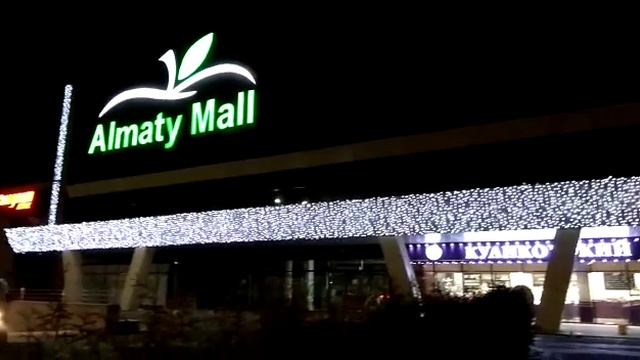 Новогоднее оформление фасада здания ТЦ Almaty Mall смотреть онлайн