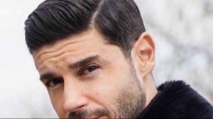 ТОЛЬКО ПОЛЮБУЙСЯ! Вот как выглядит жена - Берк Октай. Актер Сериала Маленький лучик света (2023)