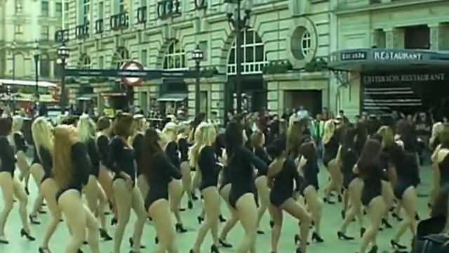 Flash Mob 100 Girls Dance In Piccadilly Circus To Beyonce Single Ladies