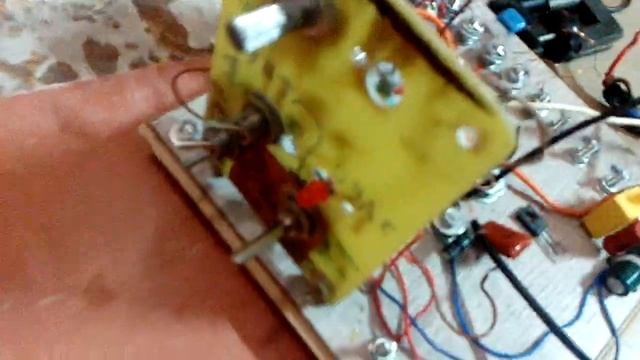 Блокинг генератор с диодной обвязкой индуктора в режиме контура. Осциллограмма коллектора. Схема смотреть онлайн