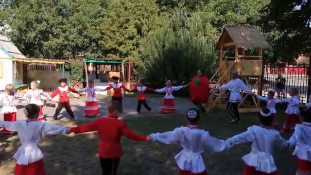 Музыкально театрализованная деятельность «Яблочный спас» смотреть онлайн