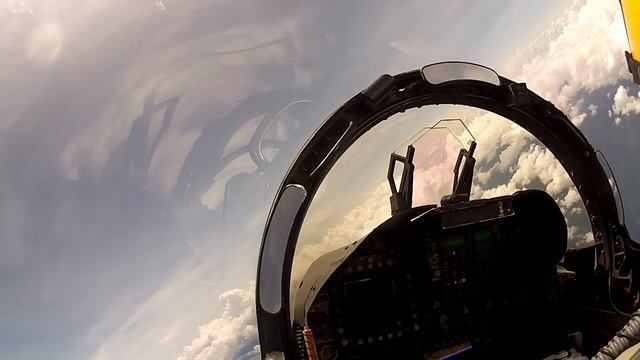 F/A-18 vs SU-30MKM! Fighter Pilot Breaks Down What It's Like to Fight the Flanker with the Hornet смотреть онлайн