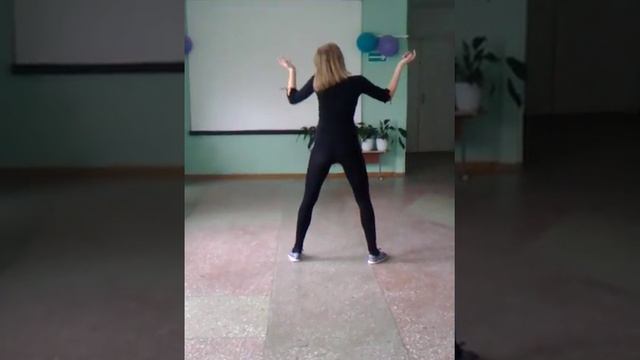 Танец под музыку наверное , потому что смотреть онлайн