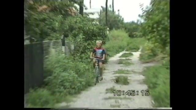 1996 08 11 Водяное дача Журавский Петр едет на велосипеде 00 01 40 смотреть онлайн