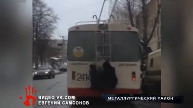 Мальчик упал с троллейбуса, когда пытался проехать зайцем смотреть онлайн