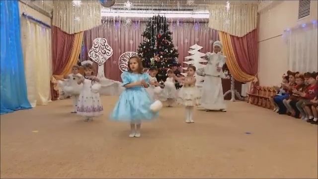 " ТАНЕЦ СО СНЕЖНЫМИ КОМОЧКАМИ" муз. В. Шестаковой, сл. Е. Шураховой Младшая группа Новый 2015 го смотреть онлайн