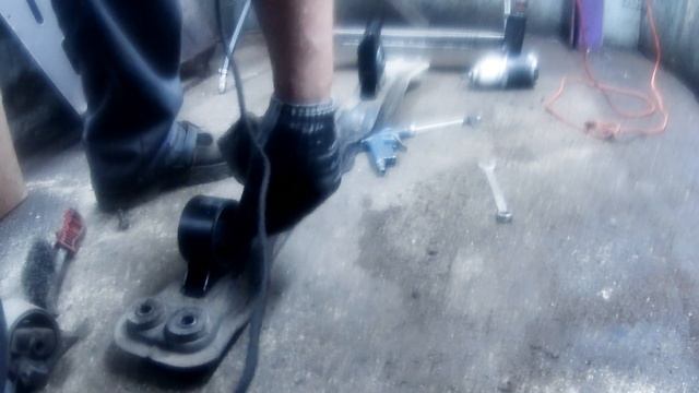 Замена опор двигателя на лыже Мицубиси Каризма смотреть онлайн