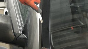 Снятие боковой накладки (молдинга) лобового стекла на Киа Соренто с 2009 года