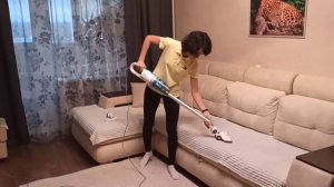 Сметает грязь на своем пути! Обзор вертикального пылесоса Kitfort KT-586-1