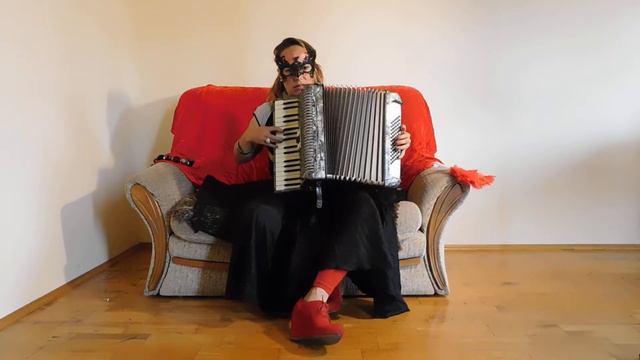 Pianistin Aldona Spielt Akkordeon - Franzoesische Strasse смотреть онлайн