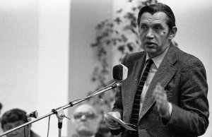 Роберт Рождественский_На земле безжалостно маленькой