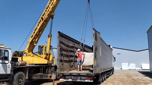 Выгрузка блочного камня подъемным краном смотреть онлайн