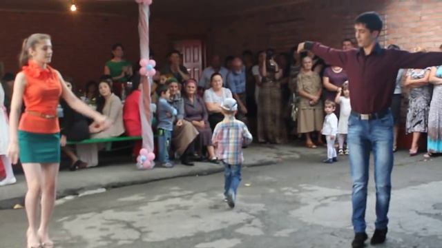 Мади и Мурат танцуют на свадьбе) смотреть онлайн