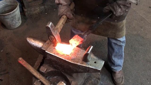 Придание формы топору на наковальне. Видео №3. Ручная работа без использования пневмомолота смотреть онлайн