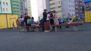 Драка пьяных мамаш на детской площадке