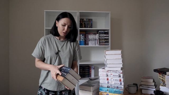 КНИЖНЫЕ ПОЛКИ Заставляем стеллажи #книжныеполки смотреть онлайн