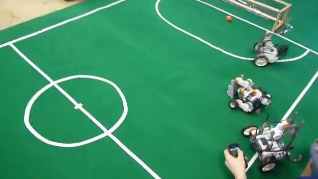 Лего-роботы играют в футбол смотреть онлайн