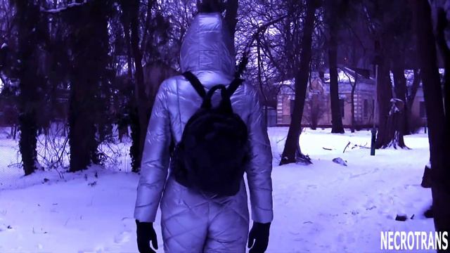A winter walk in a warm silver winter overall, Riders On the Storm mask or a respirator, high boots смотреть онлайн