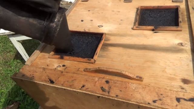 Как убрать матку из роя при посадке роя в другой улей. смотреть онлайн