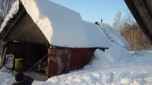 Лёгкий способ отчистить крышу от снега с помощью верёвки)))